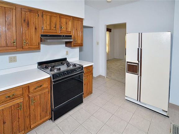 3rd image of 126 Newfield Dr