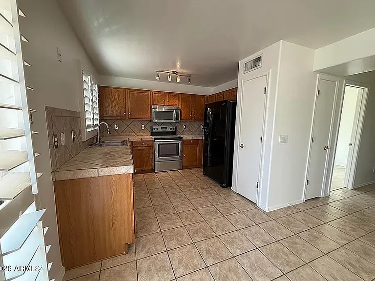 1338 E 10th Pl — Photo 4