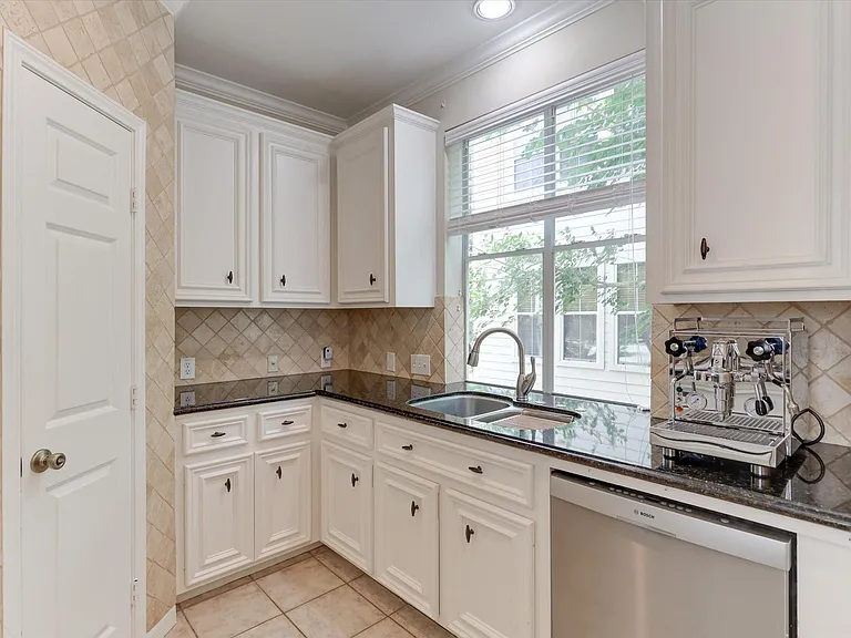 1706 Tuam St #C — Photo 11