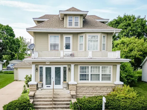 208 W 6th St, Sumner, IA 50674