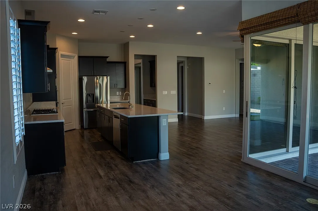 3 bed, 2.5 bath, 2441 sqft, $4,100 — Photo 2