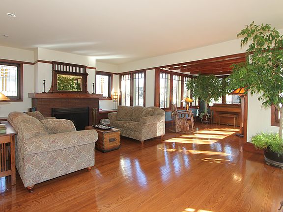 3rd image of 1022 Forest Ave