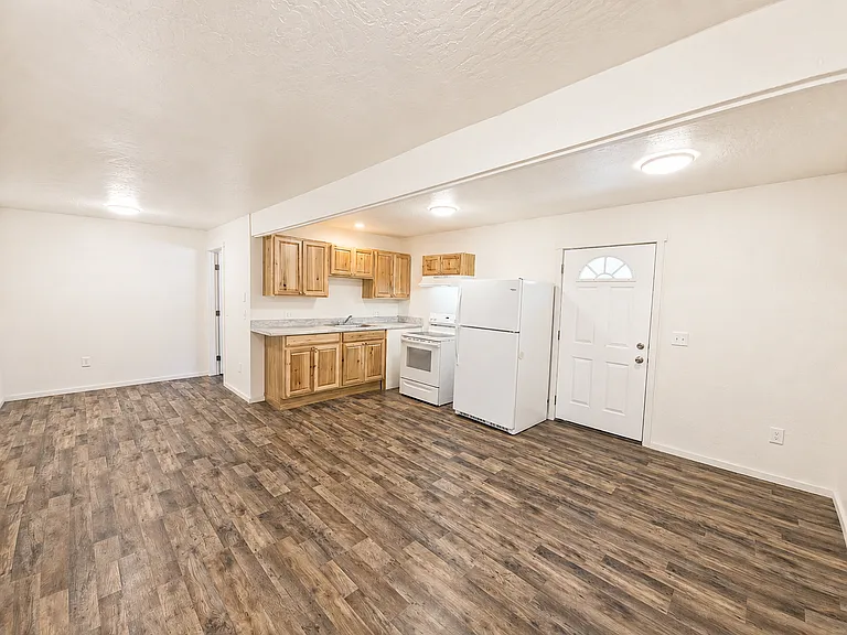 1060 N Lincoln Way — Photo 2