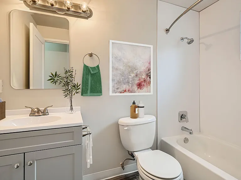 Hawthorne Court Apartments — Photo 10