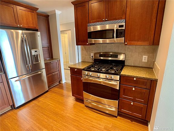 Beautiful stainless steel appliances bring bling to the kitchen.