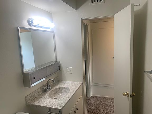 4th image of 704 S Knott Ave