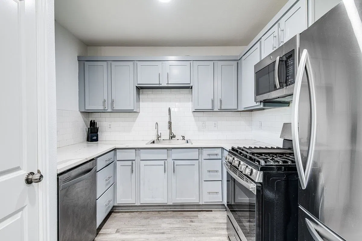 3 bed, 2.0 bath, 1043 sqft, $2,400 — Photo 4