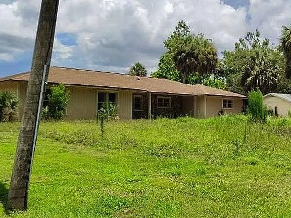 3rd image of 809 N Golf Course Dr