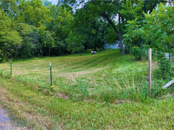 39505 NE 3rd St, Oak Grove, MO 64075