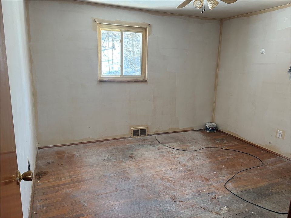 2nd image of 131 S Joslyn Dr