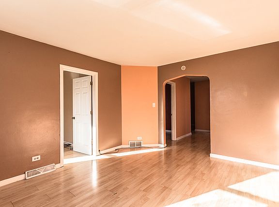 3rd image of 390 E Kensington Ave