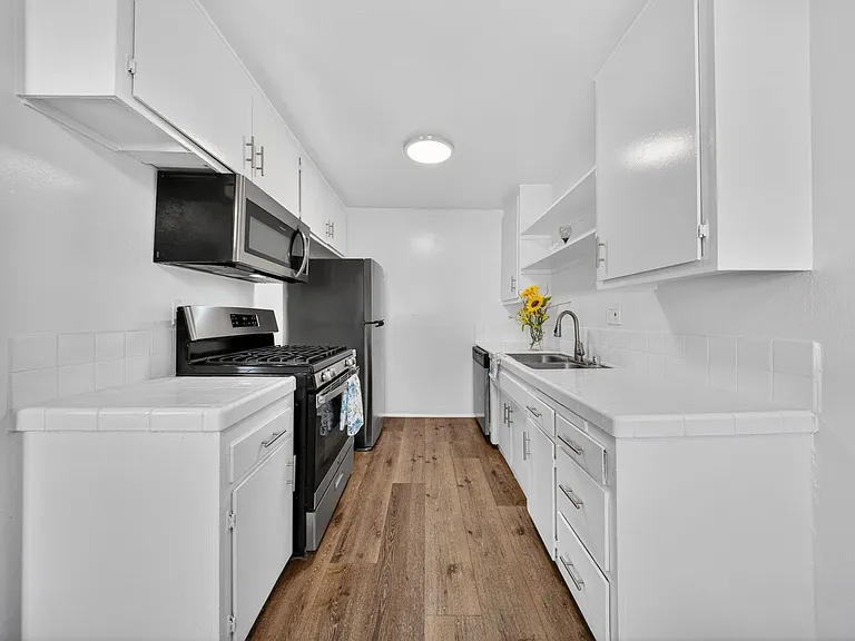 10736 Magnolia Blvd — Photo 17
