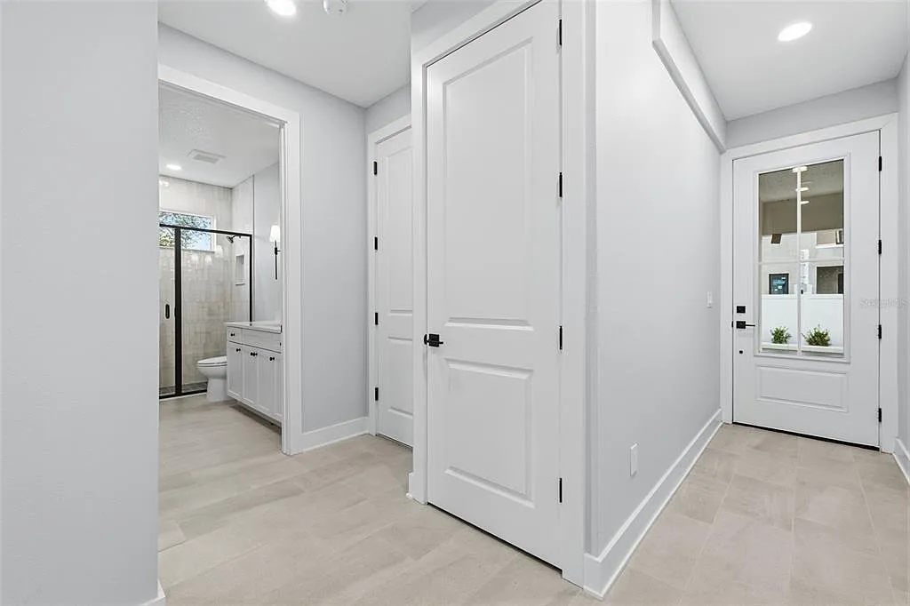 4 bed, 4.5 bath, 2480 sqft, $5,800 — Photo 3