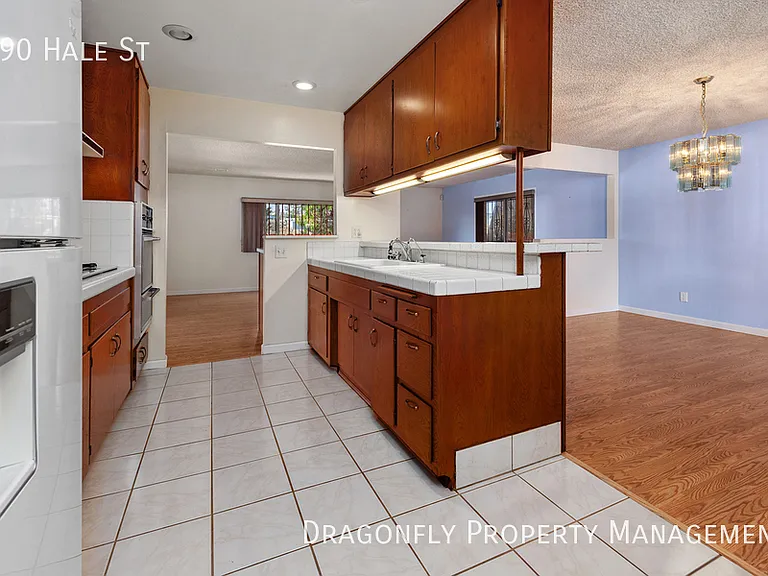 490 Hale St — Photo 13