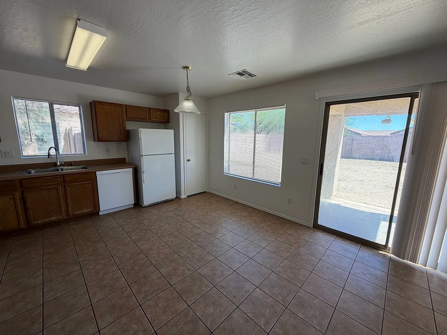 Beautiful 4 Bedroom Home For Rent In Goodyear! **New Carpet & New Paint** — Photo 4
