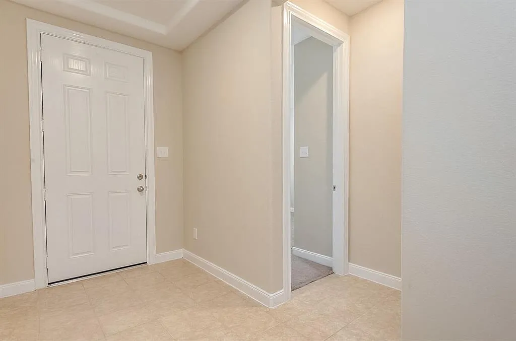 3 bed, 2.0 bath, 2340 sqft, $2,400 — Photo 4