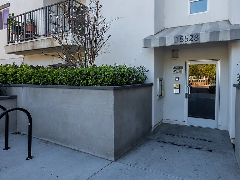 Chase St Apartments — Photo 16