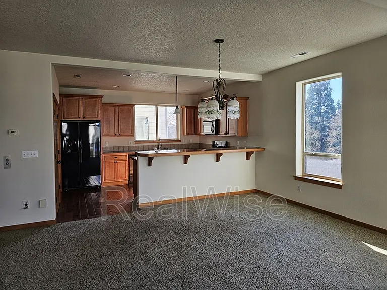 511 NE 84th Cir — Photo 4