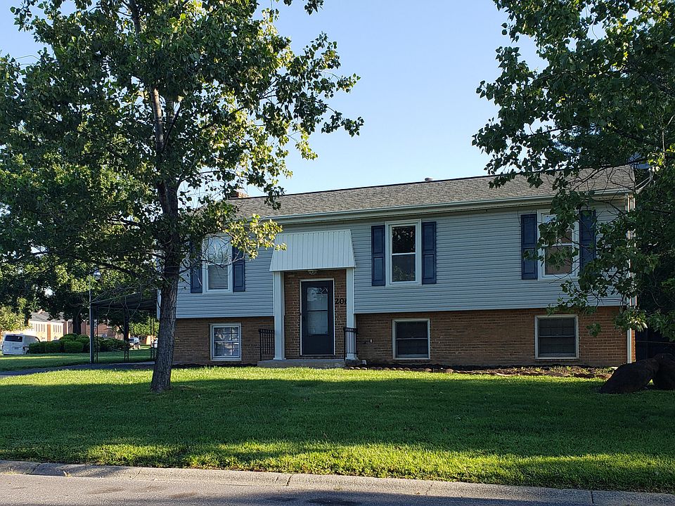1st image of 206 Clubhouse Dr