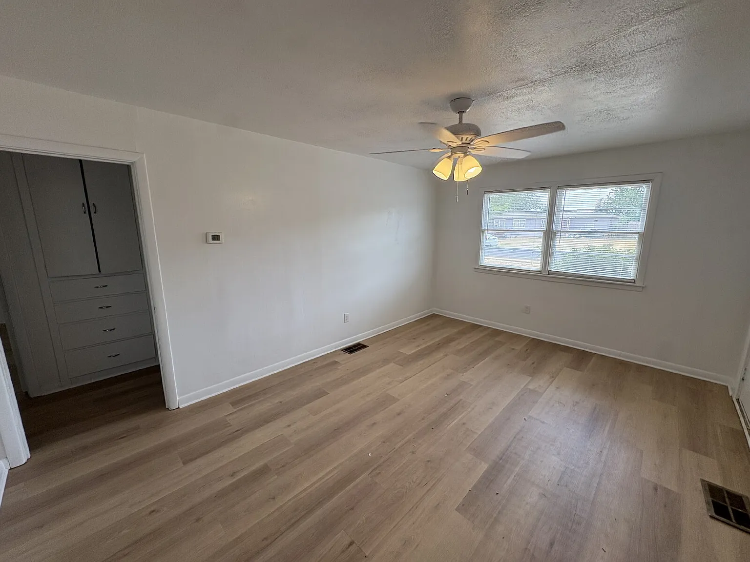 2 bed, 1.0 bath, 1034 sqft, $1,000 — Photo 2