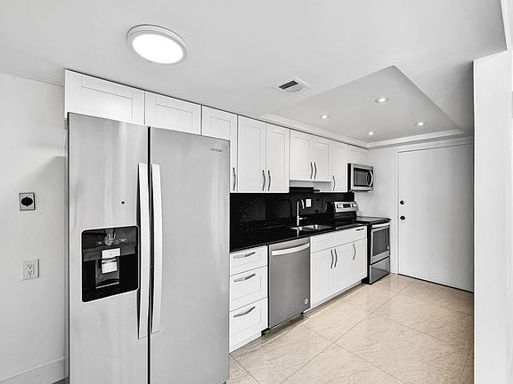 3rd image of 18041 Biscayne Blvd APT 1202