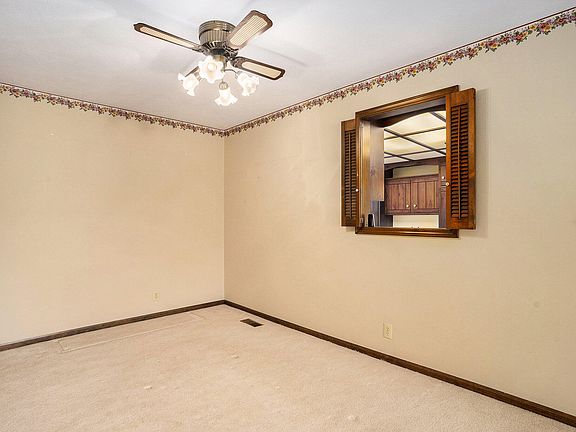 5th image of 806 Brook Village Ct