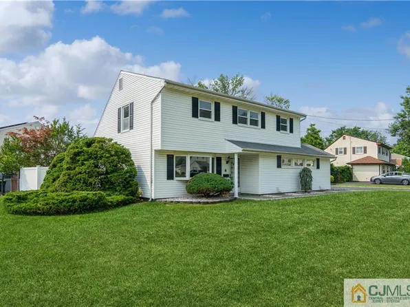 8 Carriage Rd, Hazlet, NJ 07730