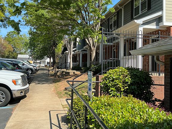 3rd image of 3905 Ridgewood Ave #B06