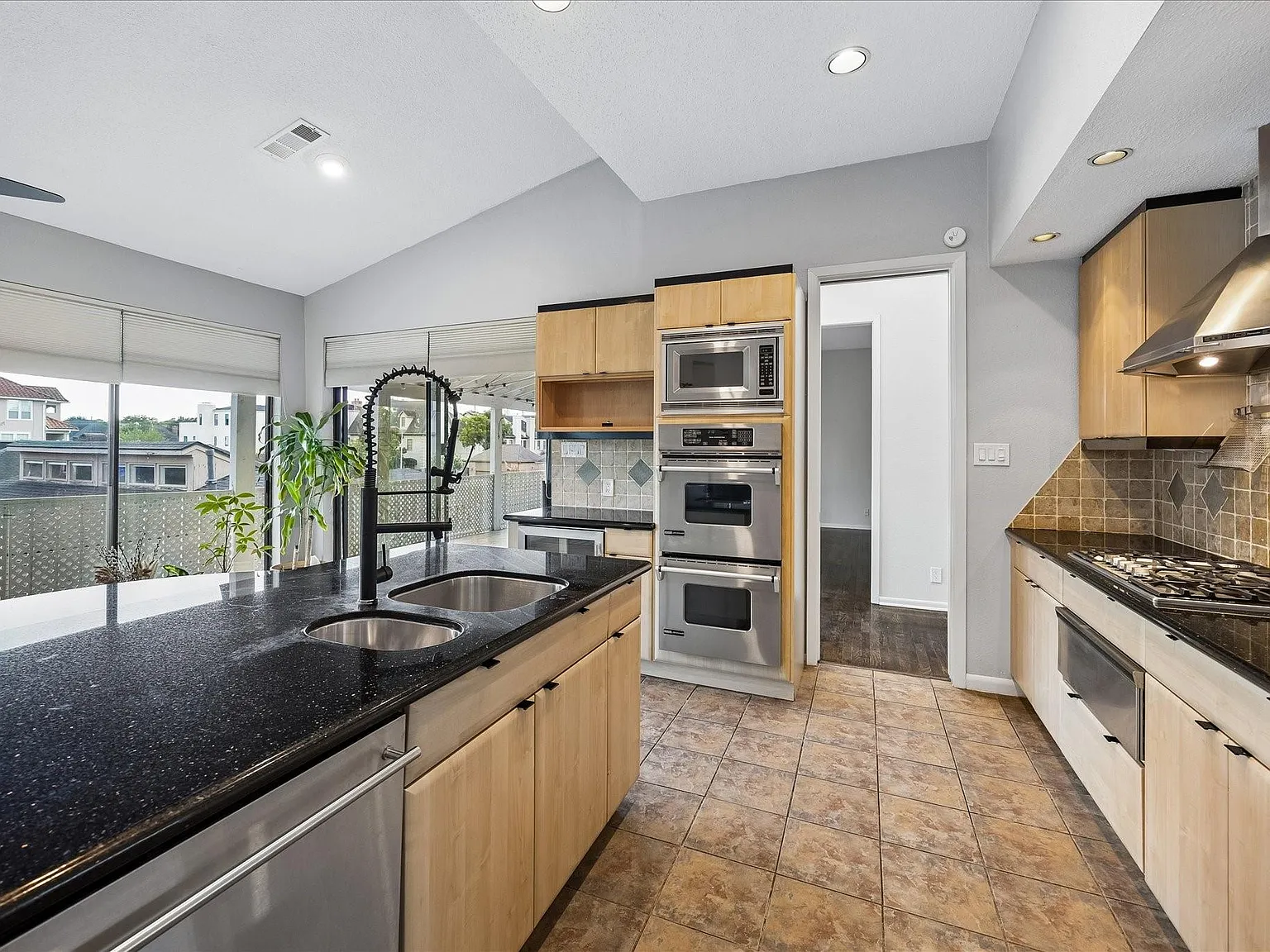 3 bed, 5.0 bath, 3216 sqft, $6,000 — Photo 3
