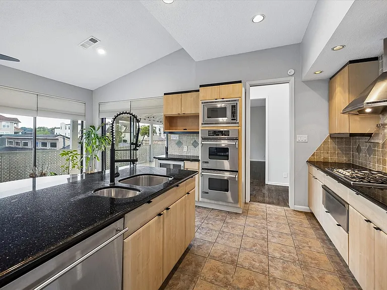 1605 Potomac Dr #E — Photo 3