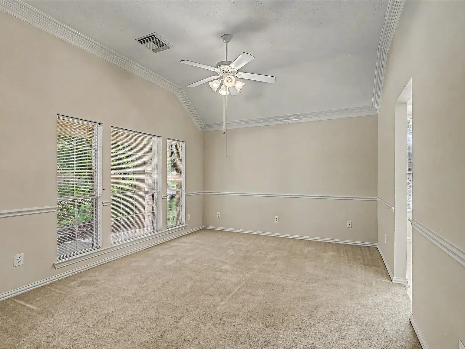3 bed, 2.0 bath, 2223 sqft, $1,950 — Photo 3