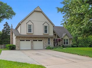 620 S Hickory Trl, Lansing, KS 66043