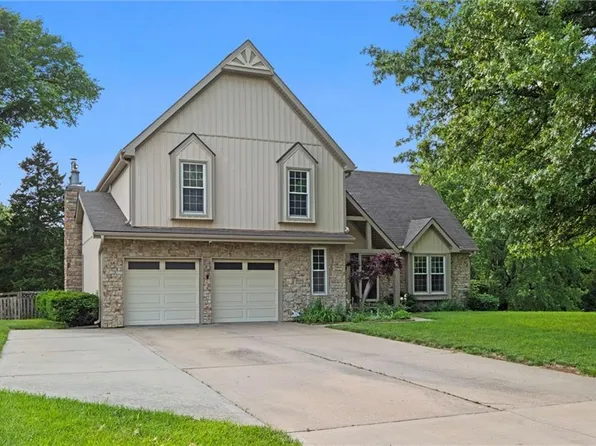 620 S Hickory Trl, Lansing, KS 66043