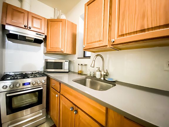 4th image of 411 W 52nd St #*2c
