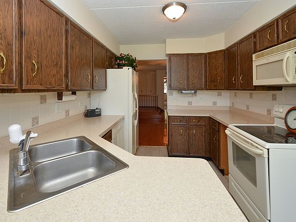4th image of 7652 Golf Dr #1A