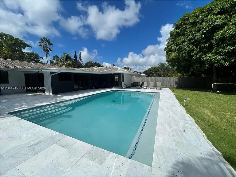 2115 Alamanda Dr — Photo 4