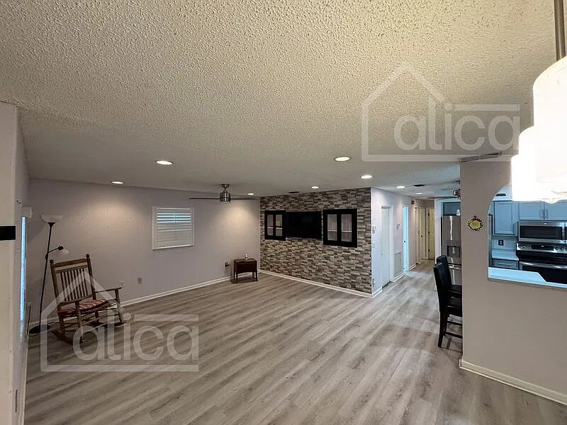 3 bed, 1.0 bath, 1332 sqft, $1,671 — Photo 2