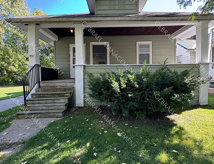 1922 Benjamin St — Photo 8