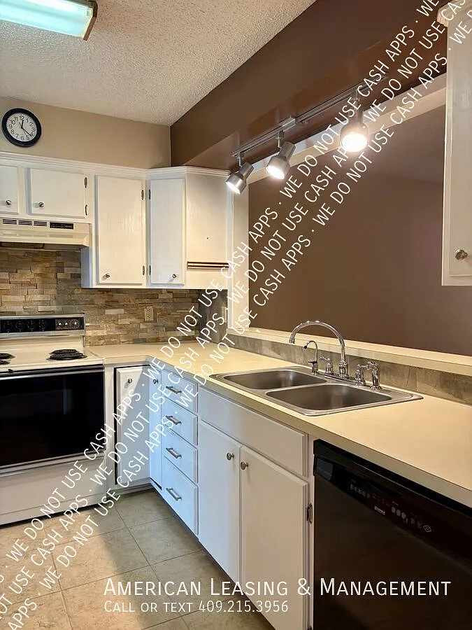 Cozy, Affordable, and Close to Everything! ** Plus Bonus Room — Photo 2