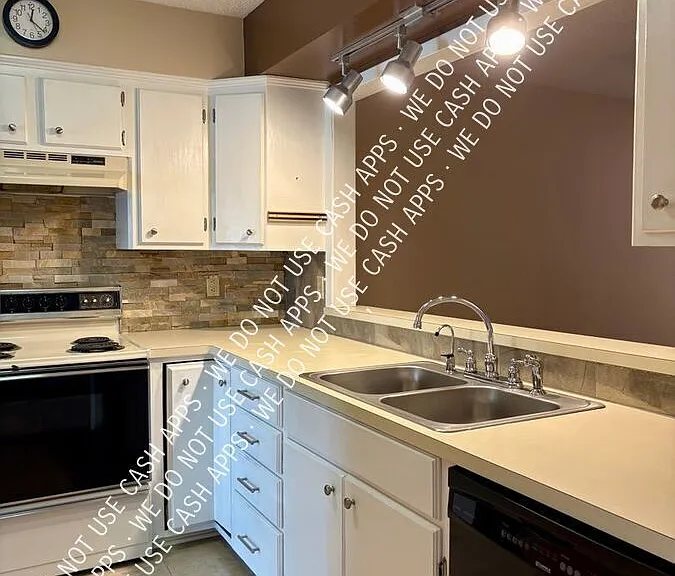 908 Townwood Dr — Photo 2