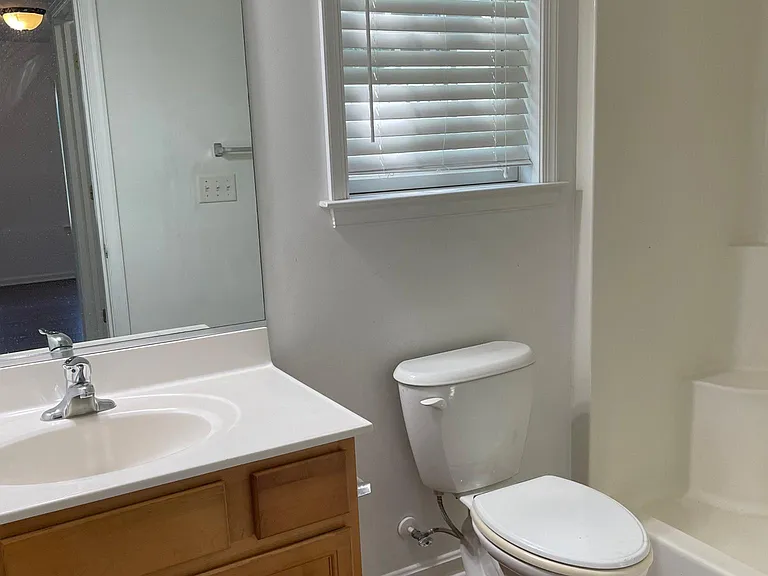 406 Lindenhurst Ct — Photo 16