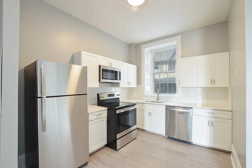 Building Photo - 1049 Pleasant St #2