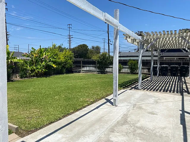 880 N Waverly St — Photo 16