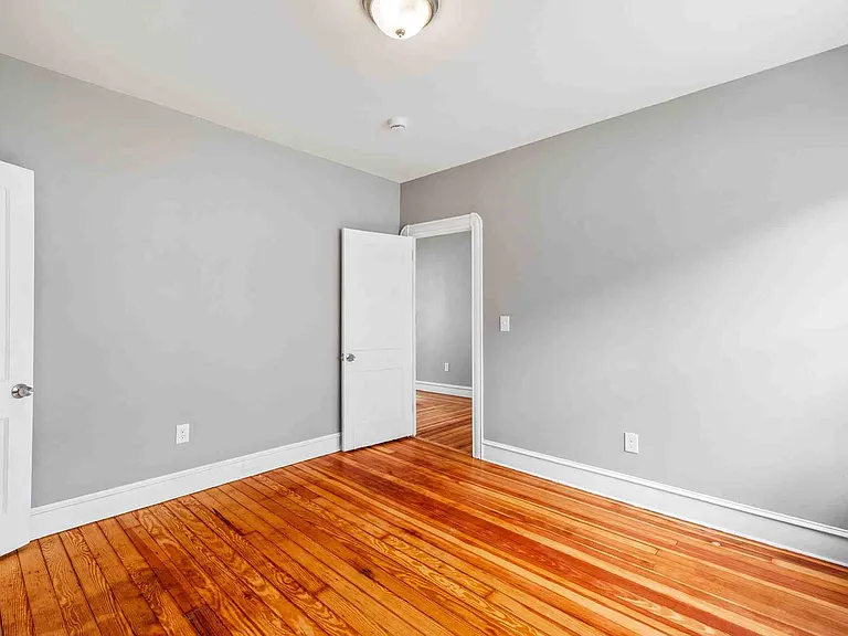 100 Weetamoe St #1 — Photo 12