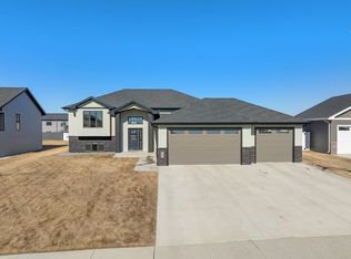 19 Valley Bluffs Ct SE, Minot, ND 58701