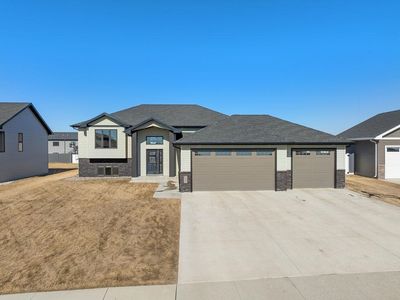 19 Valley Bluffs Ct SE, Minot, ND, 58701