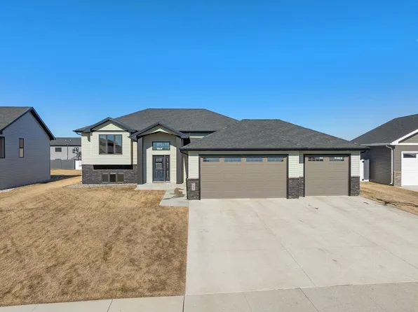 19 Valley Bluffs Ct SE, Minot, ND 58701