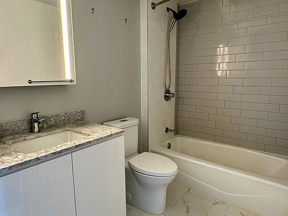 5th image of 987 Queen St #1013