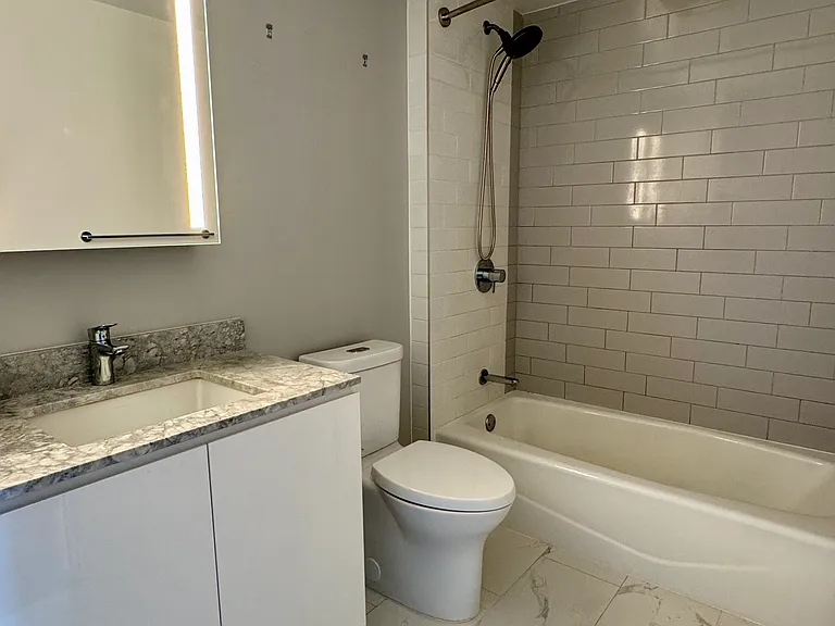 987 Queen St #1013 — Photo 5