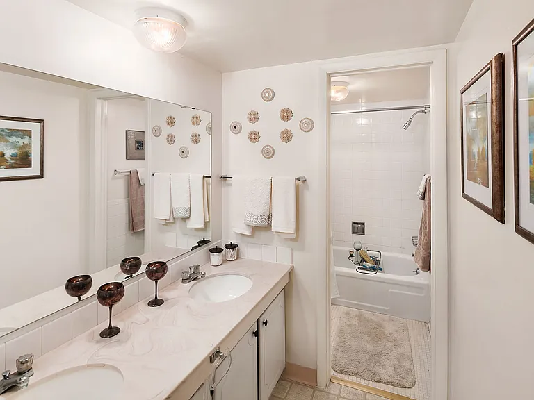 Regency Park Apartments — Photo 10